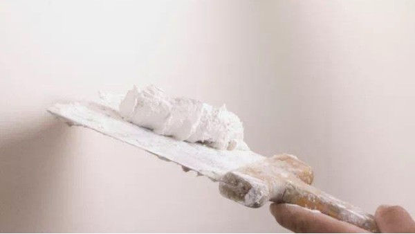 墻面膩?zhàn)庸蝺杀槿槎夹?？昆明膩?zhàn)臃蹚S家告訴你：差距不是一般大