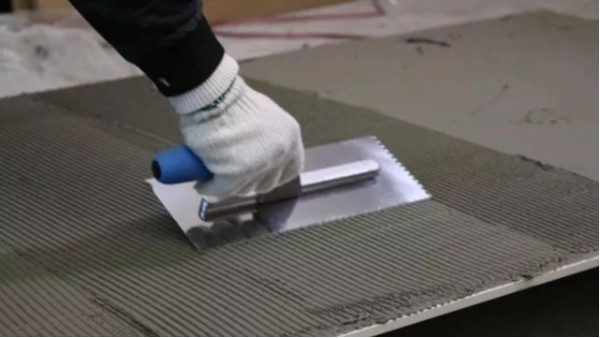 昆明瓷磚膠廠家告訴您的，柔性巖板瓷磚膠鋪貼的正確施工方法，你get到了嗎